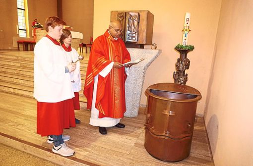 Nach dem Urinanschlag hat Pater Paul Kalarickal das Taufbecken neu geweiht. Foto: Krokauer