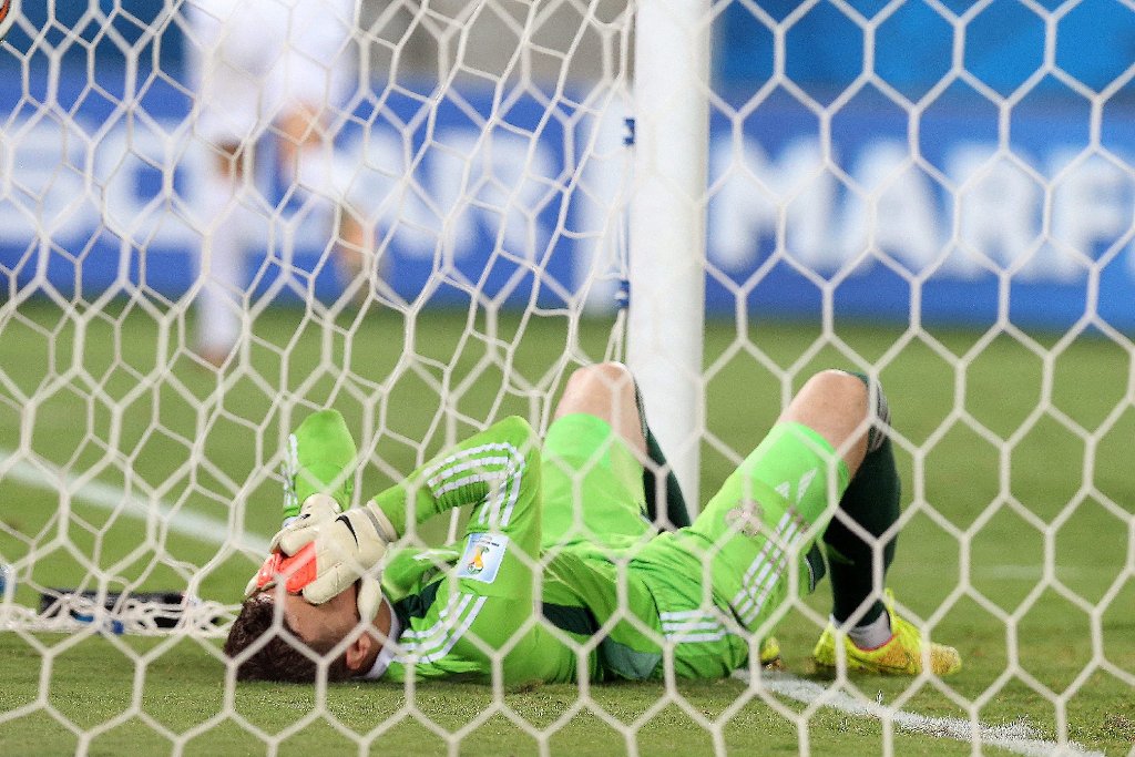 Nach dem schweren Patzer des russischen Torhüters Igor Akinfejew geht Südkorea 1:0 in Führung.  Foto: dpa