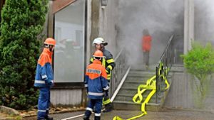 Ihr Können beweist die Feuerwehr Schönwald bei  einer Übung am am ehemaligen Kurhaus Viktoria. Foto: Hans-Jürgen Kommert