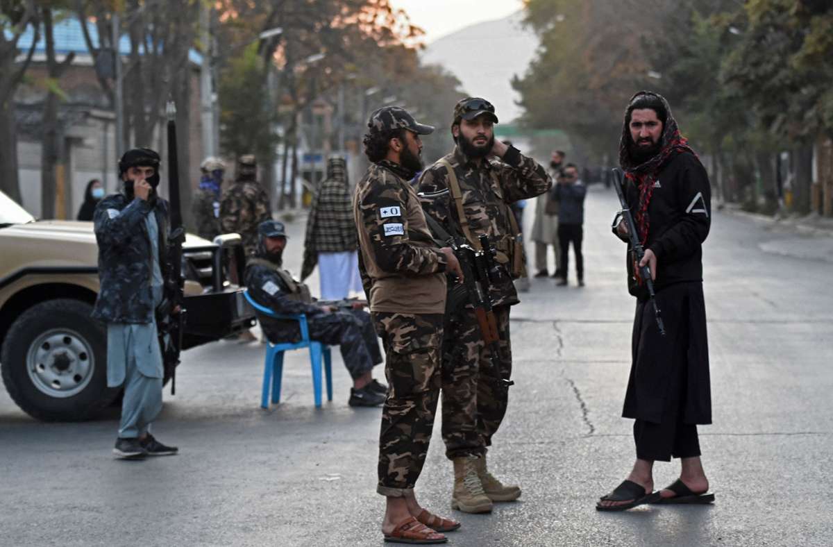 Taliban-Kämpfer patrouillieren  in der Hauptstadt Kabul. Foto: AFP/WAKIL KOHSAR