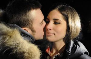 Pussy-Riot-Mitglied Nadeschda Tolokonnikowa küsst nach ihrer Haftentlassung ihren Mann. Foto: dpa