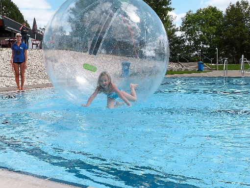 Der Aquaball kommt gut an. Auch am Dienstag zeigten sich die wenigen Gäste begeistert von dem Wasserspielzeug im Rottweiler Freibad.  Foto: Kübler