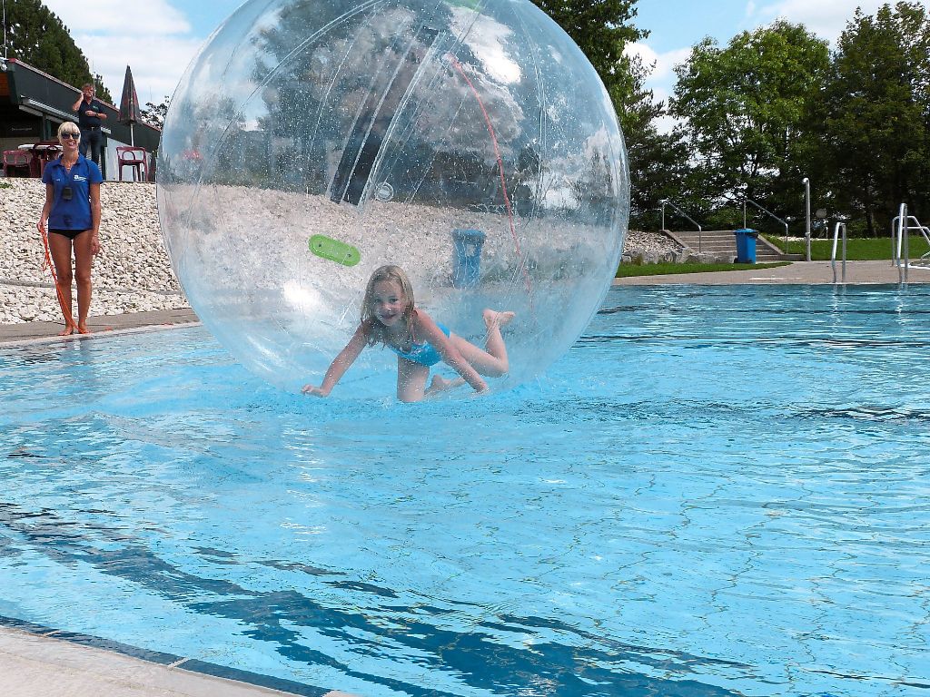 Der Aquaball kommt gut an. Auch am Dienstag zeigten sich die wenigen Gäste begeistert von dem Wasserspielzeug im Rottweiler Freibad.