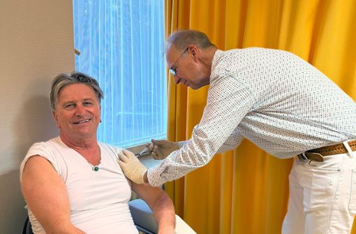 Gesundheitsminister Manne Lucha lässt sich bei seinem Hausarzt gegen Corona und Influenza impfen. Foto: dpa