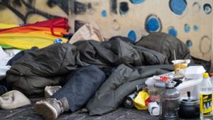 Ein Obdachloser liegt in der Stuttgarter Innenstadt unter einem Schlafsack. Foto: dpa/Marijan Murat