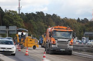 Den ganzen Abend über haben Autofahrer am Freitag wegen eines Lkw-Unfalls auf der A8 am Kreuz Stuttgart noch mit Staus rechnen müssen. Foto: Friebe/PR