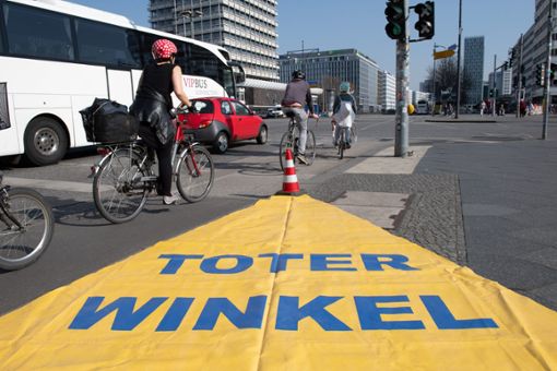In Niedersachsen geht deutschlandweit erstmals ein neues System in Betrieb, das Radfahrer vor abbiegenden Lastwagen im toten Winkel schützen soll. Foto: dpa
