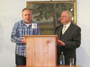 Der Vorsitzende  Martin Rosenfelder (links) dankt Karl Volk für den interessanten  Vortrag. Foto: Volk Foto: Schwarzwälder-Bote