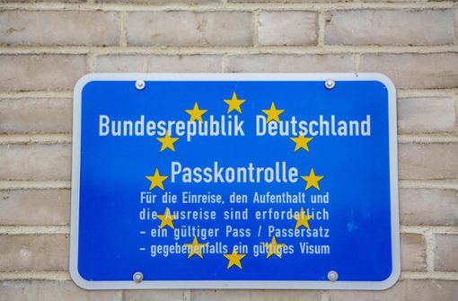 Die EU will mehr ausreisepflichtige Ausländer abschieben (Symbolbild). Foto: IMAGO/Manngold