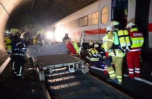 Ein ICE geht in Vaihingen/Enz in Flammen auf. Menschen flüchten aus dem brennenden Zug. Ein Großaufgebot an Polizei und Rettungsdiensten ist im Einsatz. Sie üben, um im Ernstfall Leben zu retten. Foto: FRIEBE|PR/ Sven Friebe
