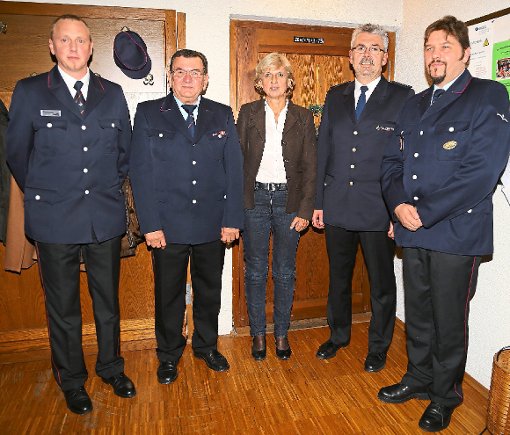 Rudi Kramer wurde zum Ehrenkommandanten ernannt. Von links:  Markus Megerle, Rudi Kramer, Monika Fuhl, Frank Jahraus und Michael Kramer. Foto: Schwarzwälder-Bote
