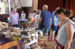 Zahlreiche Menschen zog es zum Büchermarkt in den Löwensaal in Ichenheim. An insgesamt 19 Tischen haben 15 Anbieter ihren ausgedienten Lesestoff ausgelegt. Foto: Lehmann