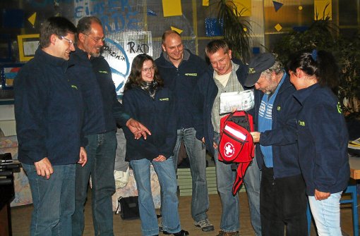 Oberbürgermeister Julian Osswald (links) hat eine Gruppe der Nachtwanderer mit Hans-Martin Haist von der Kinder- und Jugendwerkstatt Eigen-Sinn (Zweiter von rechts) beim nächtlichen Rundgang durch die Stadt begleitet.   Foto: privat