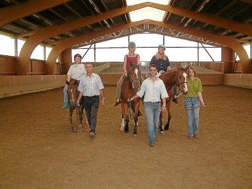 Der Faszination Pferd erliegen die Teilnehmer des Kurses Mit Pferden tanzen, der von der Selbsthilfegruppe veranstaltet wird. Foto: Schwarzwälder-Bote