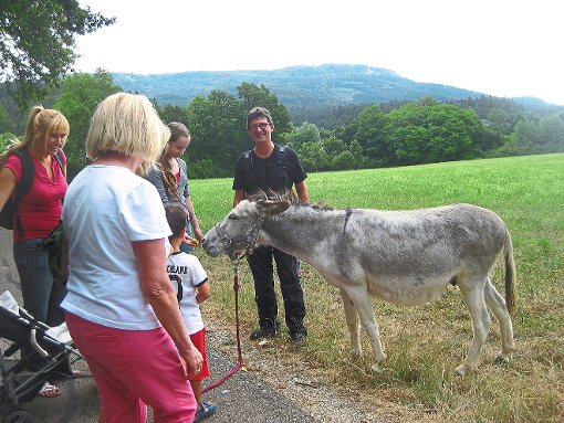 Jung und Alt haben Spaß bei der Esel-Wanderung des Schömberger Albvereins. Foto: Verein Foto: Schwarzwälder-Bote