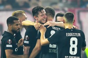 Die Freiburger Spieler freuen sich über ihren Sieg. Foto: dpa/Angelos Tzortzinis