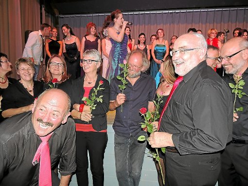 Der etwas andere Dorfkirchenchor und die Wege der Stimme bescherten dem Publikum einen Galaabend de Luxe.   Foto: Rainer Bombardi