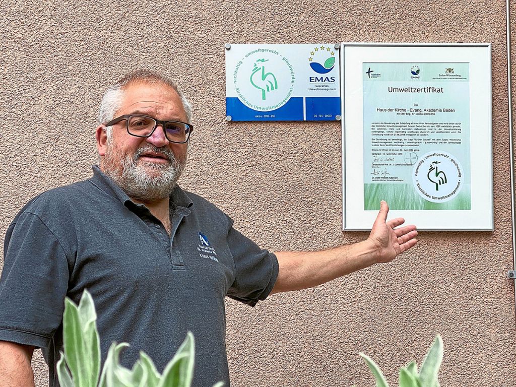 Der Geschäftsführer vom Haus der Kirche, Klaus  Holldack, zeigt auf das  Zertifikat Grüner Gockel mit der die Tagungsstätte ausgezeichnet wurde. Fotos: Zoller