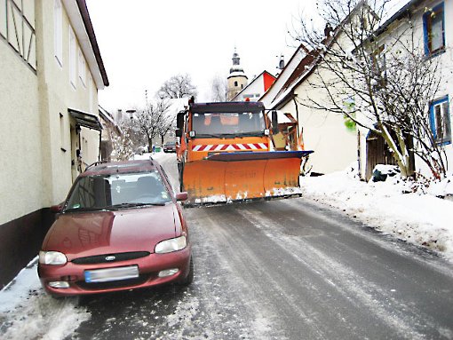 Ein Problem – nicht nur in Rosenfeld: Parkende Autos blockieren die Durchfahrt der Räum- und Streufahrzeuge, und der Winterdienst ist nicht möglich. Foto: Archiv Foto: Schwarzwälder-Bote