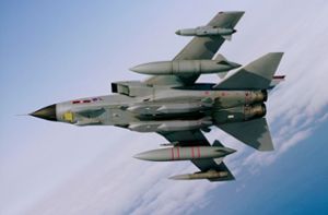 Ein britischer  Tornado-Jagdbomber trägt  zwei  Storm Shadow Marschflugkörper  unter seinem Rumpf. Foto: Wikipedia commons/Geoff Lee/0