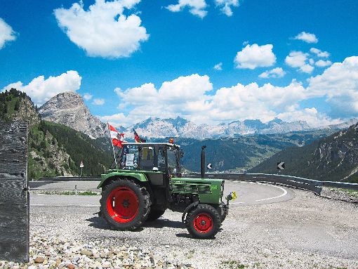 Traktor vor der herrlichen Bergkulisse in den Dolomiten. Foto: Schwarzwälder-Bote