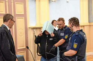 Justizbehörden zeigen dem Angeklagten seinen Sitzplatz im Gerichtssaal in Hechingen. Foto: Jannik Nölke