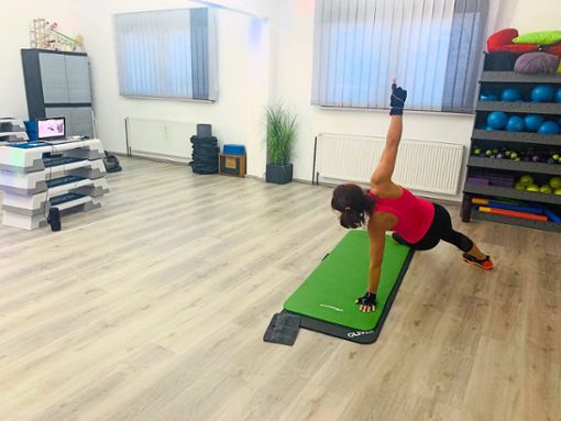 Fitness 2.0: Tina Teubert streamt ihre Fitness- und Gesundheitskurse. Ihre Kunden machen die Übungen in ihren eigenen vier Wänden nach.  Foto: Privat Foto: Schwarzwälder Bote