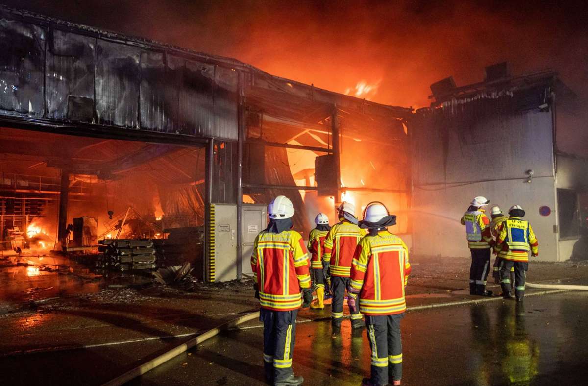 Die Gebäude einer Firma in Allmendingen (Alb-Donau-Kreis) brennen in der Nacht zu Dienstag.