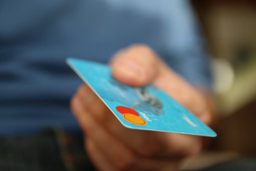 Eine Kreditkarte soll ein Mann aus Kommingen angeblich im Internet bestellt haben.  Foto: Pixabay