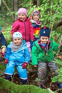 Die Kinder der  Natur-Kita Sonnenwinkel  und ihre Erzieherinnen laden zum Tag des offenen Waldes ein. Foto: Greule Foto: Schwarzwälder Bote