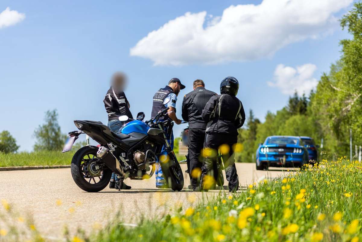 Die Polizei hat Motorradfahrer an der B 500 kontrolliert. Foto: Philipp von Ditfurth/dpa