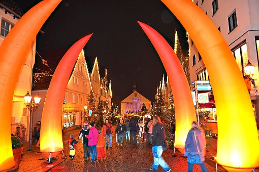Am Samstag präsentiert sich Hechingen im Lichterglanz. Viele Beleuchtungskörper tragen zur besonderen Atmosphäre bei.   Foto: Wais