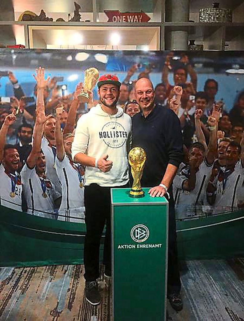 Stolz wie Oskar: Hilmar Melinat und sein Sohn Jonas posieren  mit dem WM-Pokal von   2014. Foto: Melinat