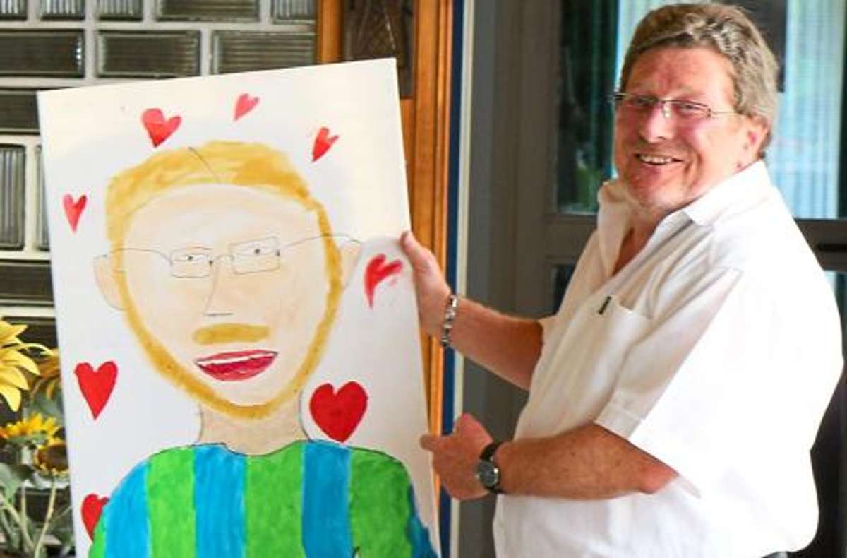 Bernd Petermann zeichnete sich durch seine große Lebensfreude aus. Das Bild zeigt ihn an einem  Geburtstag mit einem Porträt, das seine  Enkelin malte.Foto: privat Foto: Schwarzwälder Bote