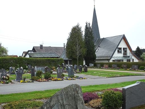 Mit einer Vor-Ort-Besichtigung will sich der Gemeinderat  ein Bild zu den Möglichkeiten von Urnen-Baumgräbern auf den Friedhöfen in Oberreichenbach  und Würzbach machen. Foto: Stocker Foto: Schwarzwälder Bote