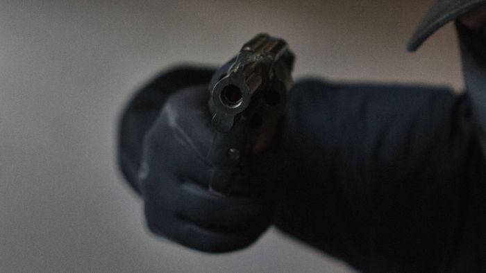 19-Jähriger will Ruhe – und droht mit Waffe