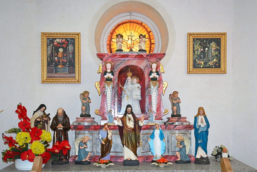 Zahlreiche Heiligenfiguren zieren den Altar der Laubwaldkapelle. Die meisten davon sind eine stille Gabe der Kapellenbesucher. Fotos: Bolkart