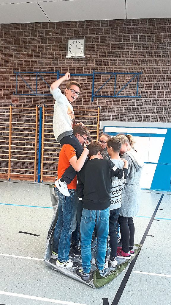Die Gymnasiasten lernen auf spielerische Art, sich aufeinander zu verlassen. Foto: Seng Foto: Schwarzwälder-Bote