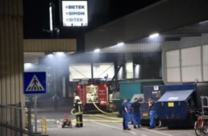 Die Feuerwehr musste in der Nacht zum Dienstag zur Firmengruppe Simon in Aichhalden ausrücken. Foto: Wegner