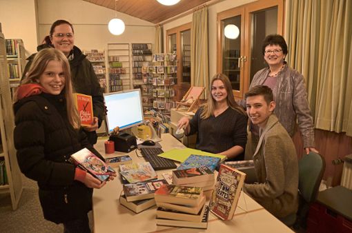Margit Lutz (rechts stehend) und die Schüler Madlen Rauner und Cedric Birkholz (sitzend) freuen sich auf den neuen Büchereiraum im Sportzentrum. Foto: Bausch Foto: Schwarzwälder Bote