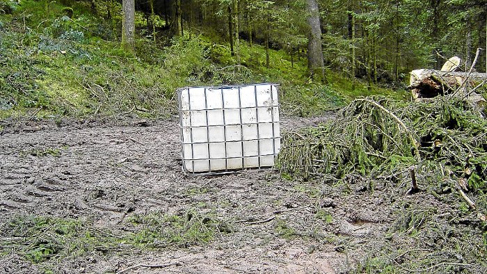 Kunststofftank illegal im Wald entsorgt