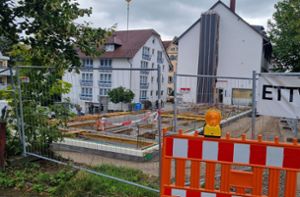 Der Neubau schließt direkt an das bestehende Ärztehaus in der Königstraße 19 (hinten) an.  Foto: Otto