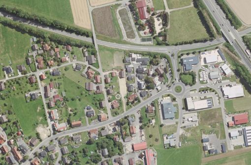 Ortseingang Villingendorf im Jahr 2022: rechts ist die Autobahn zu sehen, oben im Bild zieht die L 424 ihre Bahn. Vom Kreisverkehr führt die Ortsdurchfahrt am Geiger Drive-Inn vorbei Richtung Ortsmitte. Foto: Landesarchiv/StAL/EL68IX-15339