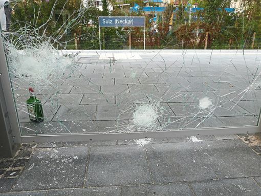 Sinnlose Zerstörungswut zeigt diese kaputte Scheibe am Sulzer Bahnhof.  Foto: Merk