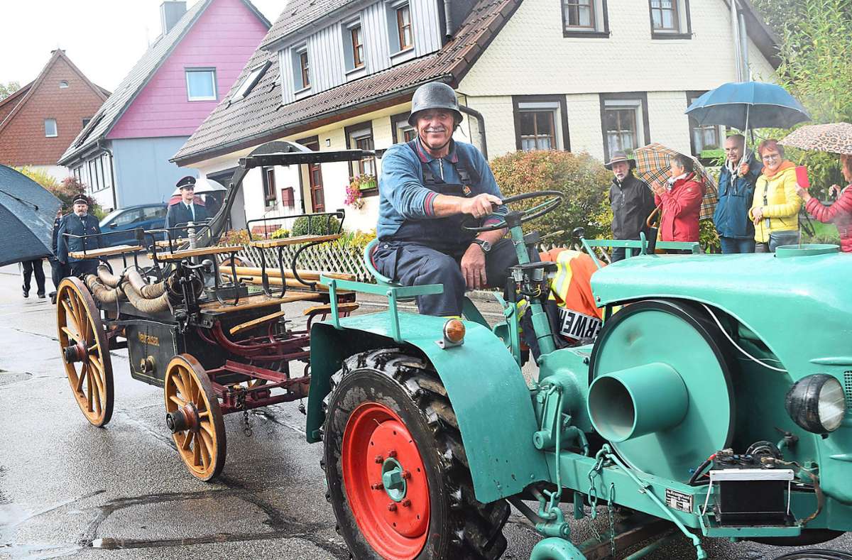 Die alte Spritze auf dem Leiterwagen – so war die Freiwillige Feuerwehr Mönchweiler früher unterwegs. Foto: Hettich-Marull