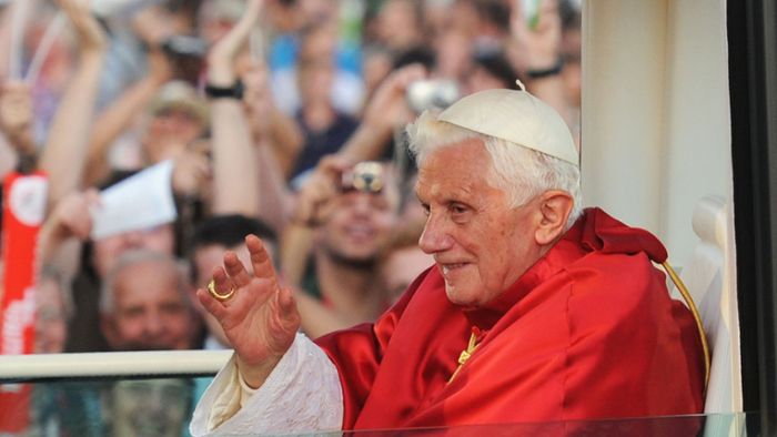 Unbekannte stehlen Brustkreuz von  Papst Benedikt