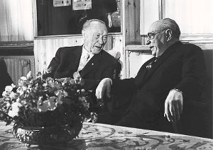 Am Beginn der deutsch-israelischen Diplomatie: Ex-Bundeskanzler Konrad Adenauer (links) und der israelische Staatspräsident Salmann Schasar 1966 in Jerusalem.  Foto: Archiv Foto: Schwarzwälder-Bote