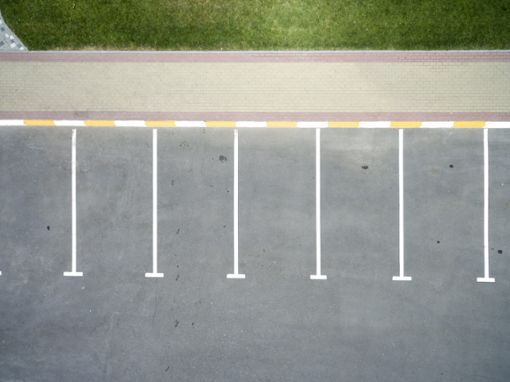 Durch das Bauvorhaben soll die Parkplatzsituation im Bereich der Mühlbachhalle und  des Kunstrasenplatzes verbessert werden. Symbol-Foto: © vadim_fl – stock.adobe.com Foto: Schwarzwälder Bote