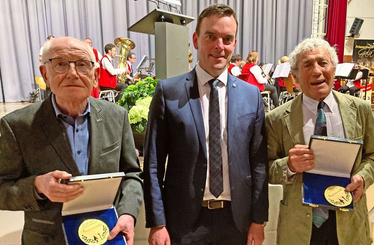 Albrecht Stuber (links) und Oskar Kopf (rechts) bekamen von  Bürgermeister Erik Weide im Rahmen der Friesenheim-Gala die Bürgermedaille überreicht. Foto: Bohnert-Seidel