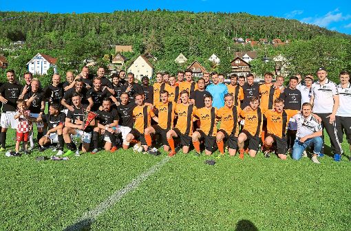 Für die SG Neuweiler/Oberkollwangen (helle Trikots) war das Pokalfinale trotz der Niederlage gegen den SV Bondorf ein Saisonhöhepunkt.   Foto: Priestersbach